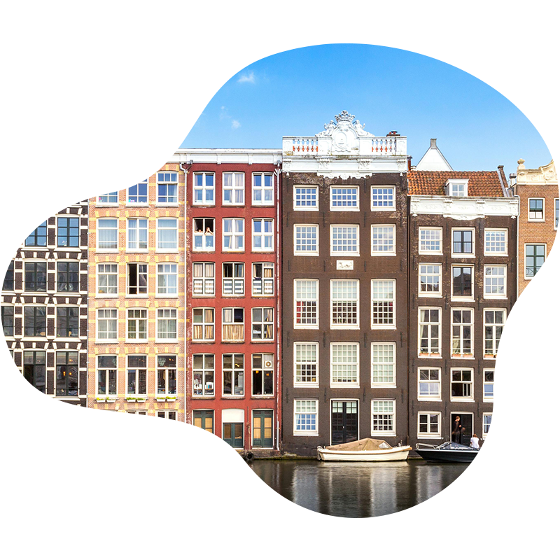 Amsterdamse grachtenpanden aan het water