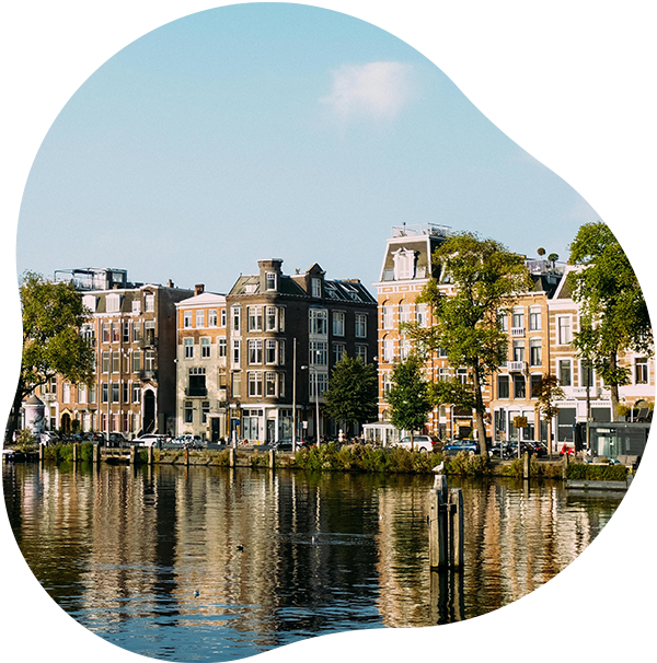 Amsterdamse grachtenpanden aan het water
